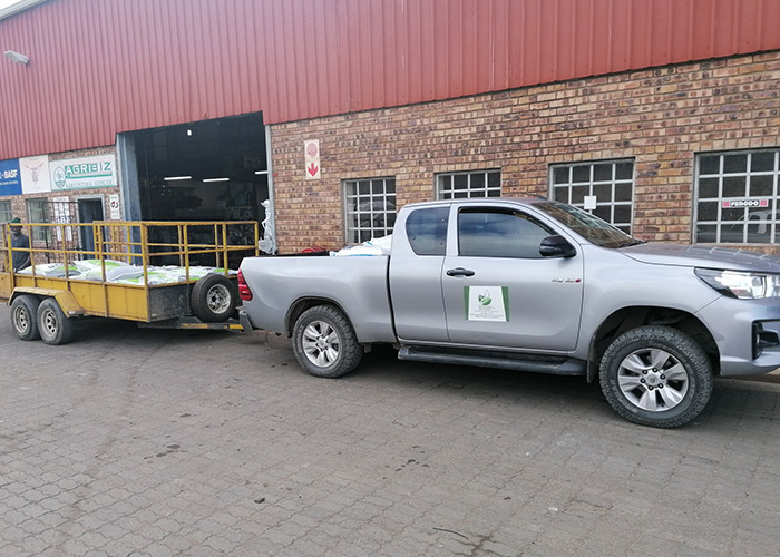 teamoh-car-picking-up-chemicals