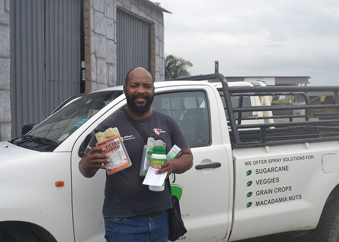teamoh-man-recieves-animal-medicines