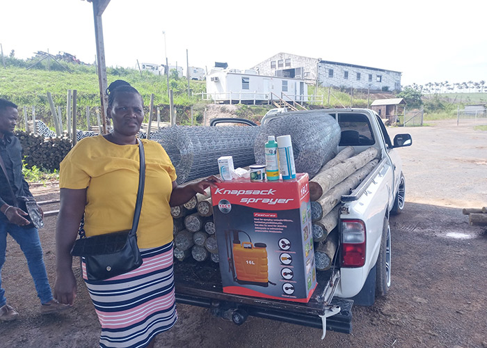 teamoh-woman-with-spray-products